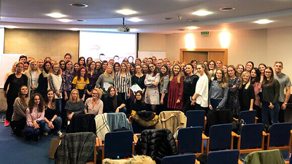 W 2017 r. zaczęłam prowadzić stacjonarne szkolenia w Polsce i za granicą, na których w ciągu dwóch lat przeszkoliłam prawie 1000 osób.